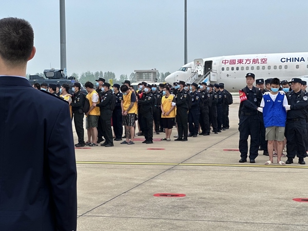 中国籍涉赌诈违法犯罪嫌疑人从柬埔寨被押解回国。人民网记者 郝萍摄