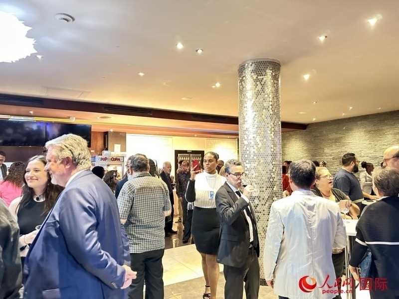 参会嘉宾等待入场 墨西哥分社外籍雇员埃内斯托´多明戈斯摄