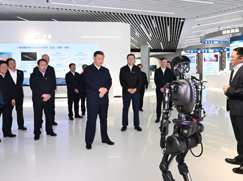 2023年11月28日下午，习近平总书记在上海浦东新区张江科学城参观上海科技创新成果展。