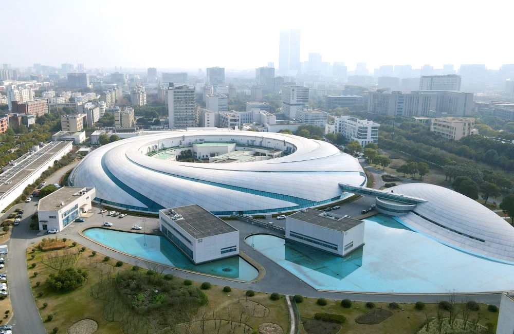 空中俯瞰位于上海张江科学城的上海光源（2024年2月27日摄，无人机照片）。