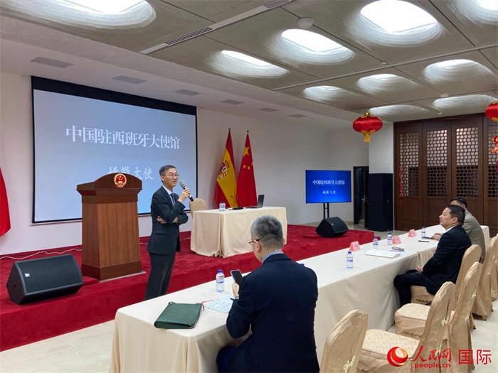 中国驻西班牙大使姚敬在侨界法治讲座上致辞。人民网记者 范剑青摄
