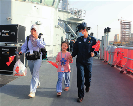 海军军舰赴苏丹紧急撤离我在苏丹人员。图为海军官兵带领同胞登舰（2023年4月26日摄）。丁家兴摄