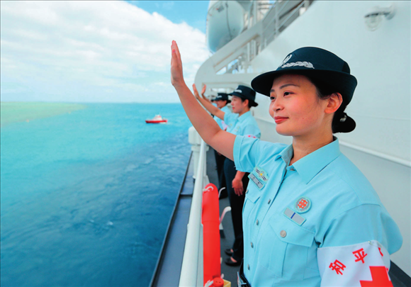 中国海军“和平方舟”号医院船结束访问汤加时，任务官兵中的文职人员向欢送人群挥手告别（2023年8月4日摄）。徐巍摄/本刊