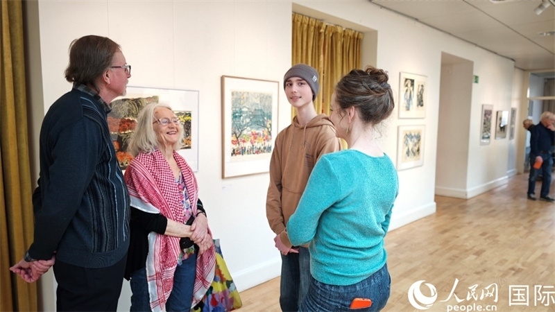 参加讲座活动的瑞典听众。人民网记者殷淼摄