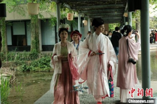 年轻人盛装过“汉服节”。毛瑜 摄