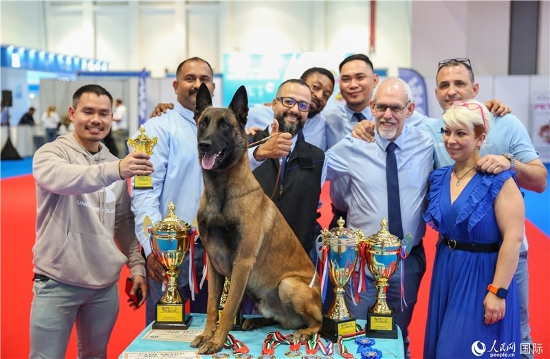 图为参会嘉宾与获奖宠物合影，塔里克·易卜拉欣摄