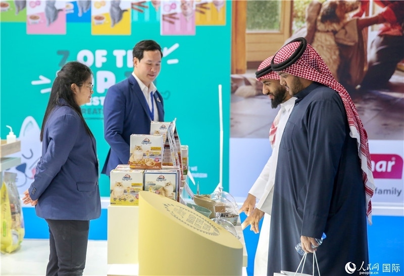 图为当地客商在中国企业展位前参观，塔里克·易卜拉欣摄 (2)