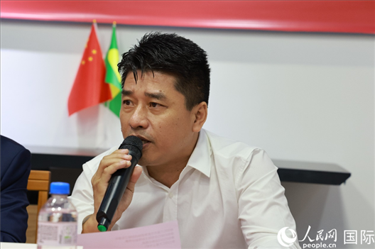 巴西中国浙江商会会长郑侠茂在座谈会上致辞。人民网记者 陈海琪摄