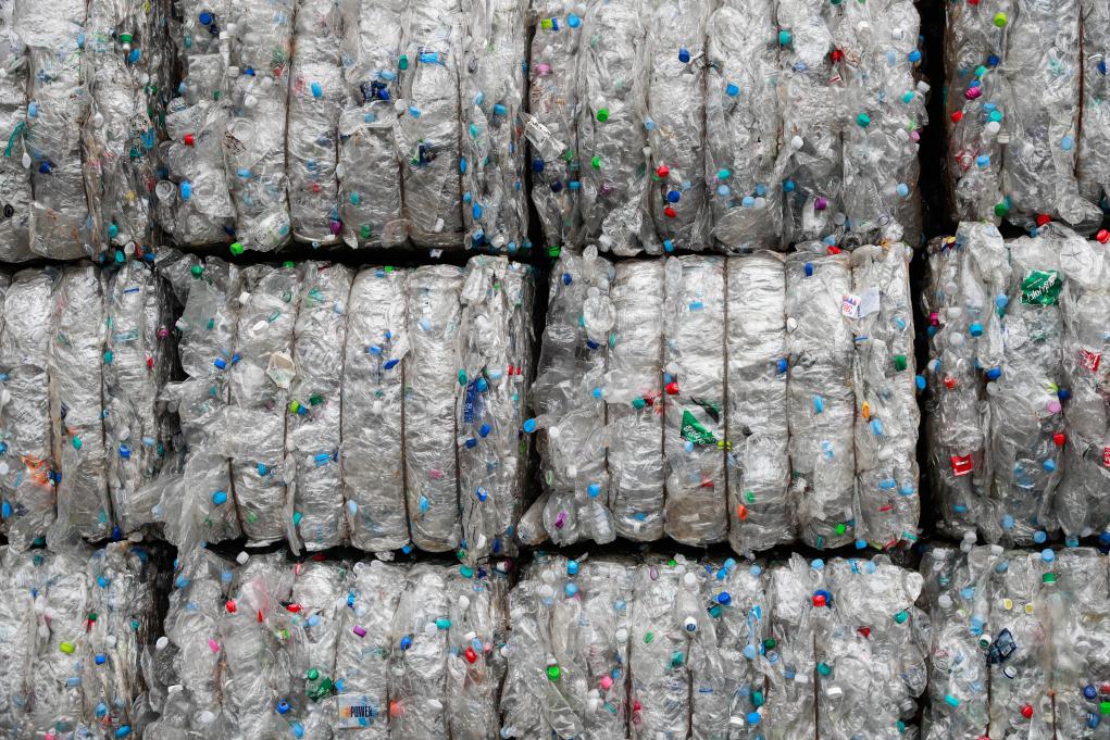 2021年5月27日，堆放在韩国江原道横城郡的一个塑料垃圾处理厂内的废弃PET塑料瓶。 新华社记者 王婧嫱 摄