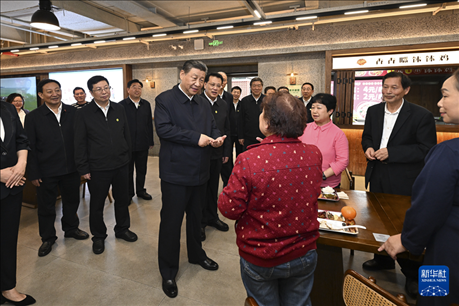 4月22日至24日，中共中央总书记、国家主席、中央军委主席习近平在重庆考察。这是22日下午，习近平在九龙坡区谢家湾街道民主村社区考察时，同正在社区食堂就餐的群众亲切交流。新华社记者 谢环驰 摄