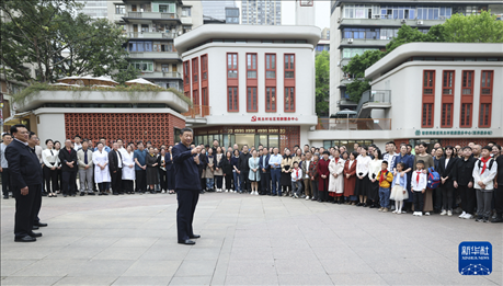 4月22日至24日，中共中央总书记、国家主席、中央军委主席习近平在重庆考察。这是22日下午，习近平在九龙坡区谢家湾街道民主村社区考察时，同社区居民亲切交流。新华社记者 鞠鹏 摄