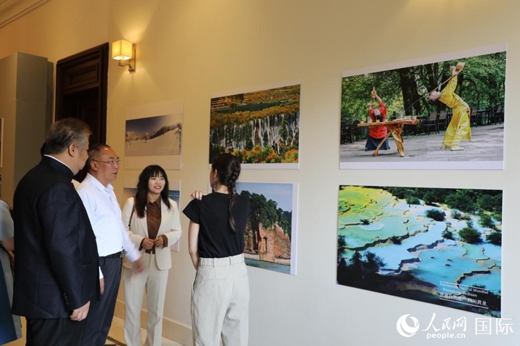 四川省文化和旅游厅副厅长王成平、墨西哥松林文化中心展览部主任卢西亚·恩里克斯·冈萨雷斯·萨拉维亚、墨西哥中国文化中心主任石岳文参观图片展。拍摄者为墨西哥分社外籍雇员埃内斯托·多明戈斯