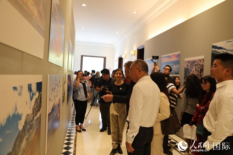 参观者在图片展活动现场。拍摄者为墨西哥分社外籍雇员埃内斯托·多明戈斯