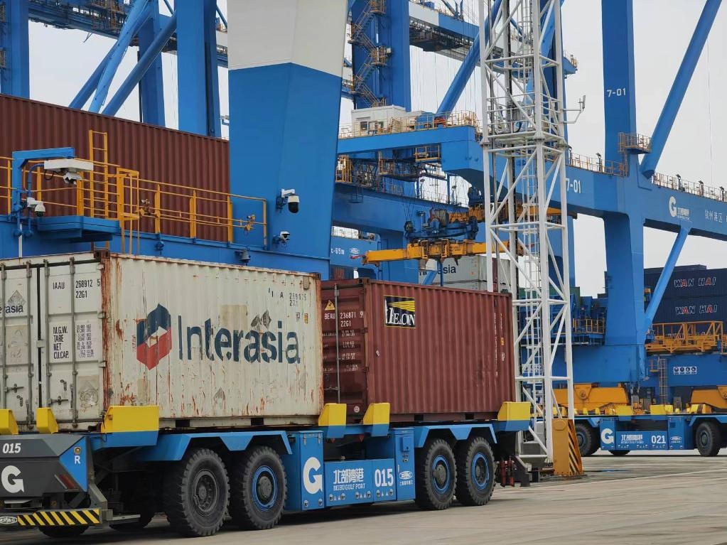 在钦州自动化集装箱码头,智能导引运输车在运送集装箱。新华社记者赵欢 摄