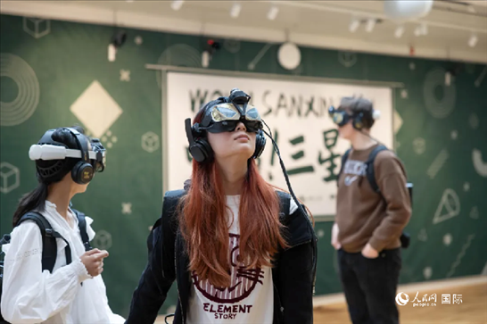 体验三星堆VR文化。中国驻瑞典大使馆供图