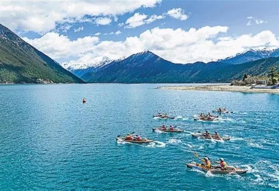 2024年4月20日，2024年巴松措国际漂流公开赛的选手在比赛中。 新华社记者 孙非摄
