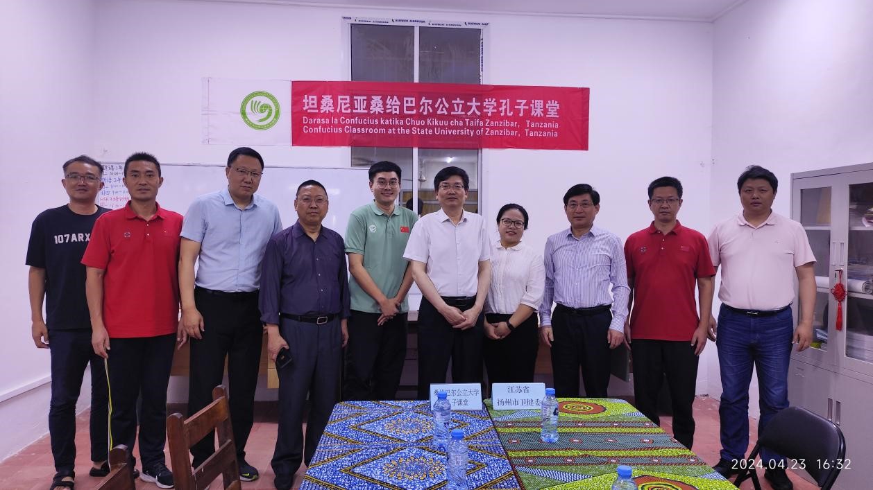 扬州市卫健系统代表团和孔子学院老师合影。中国援桑医疗队供图
