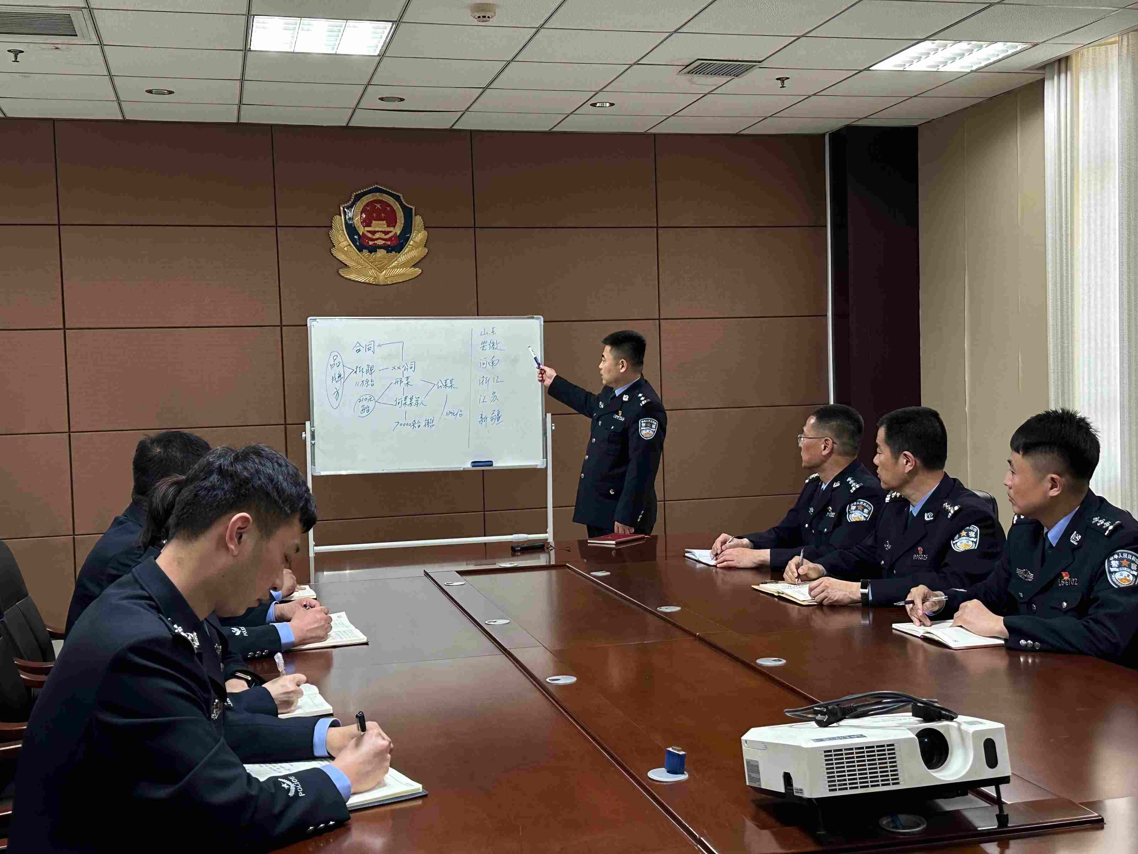 专案组办案民警介绍案情。人民网记者 郝萍摄