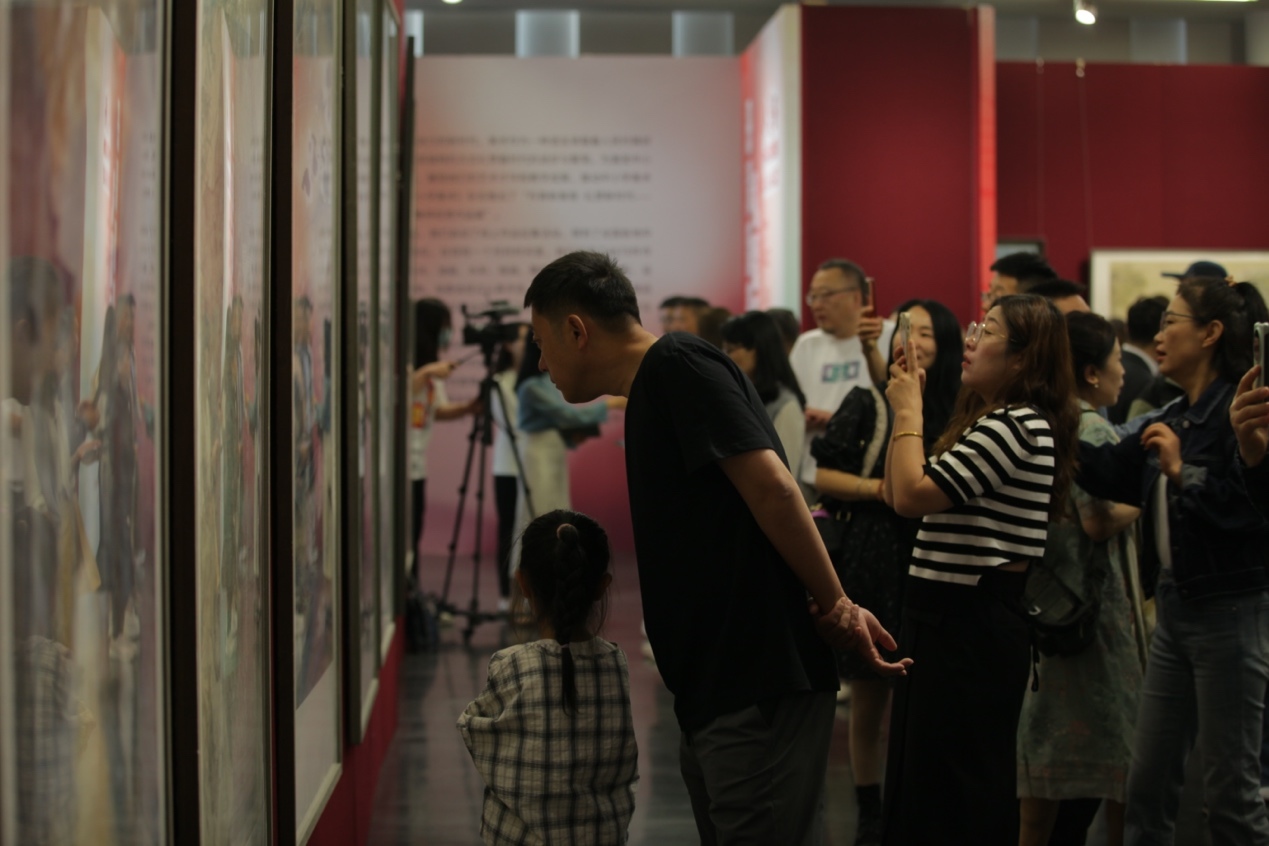 嘉宾及教研员、教师代表参观展览。主办方供图