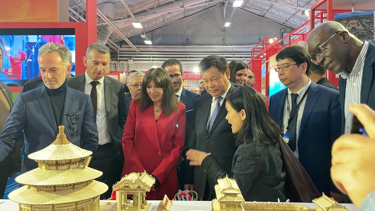 巴黎市市长安妮·伊达尔戈参观展览。主办方供图