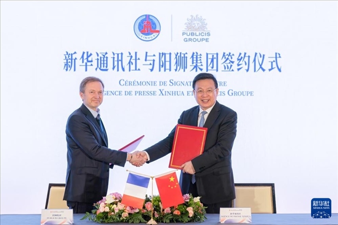 5月4日，新华通讯社社长傅华同阳狮集团全球首席财务官洛里斯·诺尔德在法国巴黎签署合作谅解备忘录。新华社记者 孟鼎博 摄