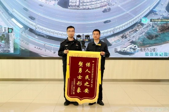 公交车上他一声大吼！魏杰，好样的！