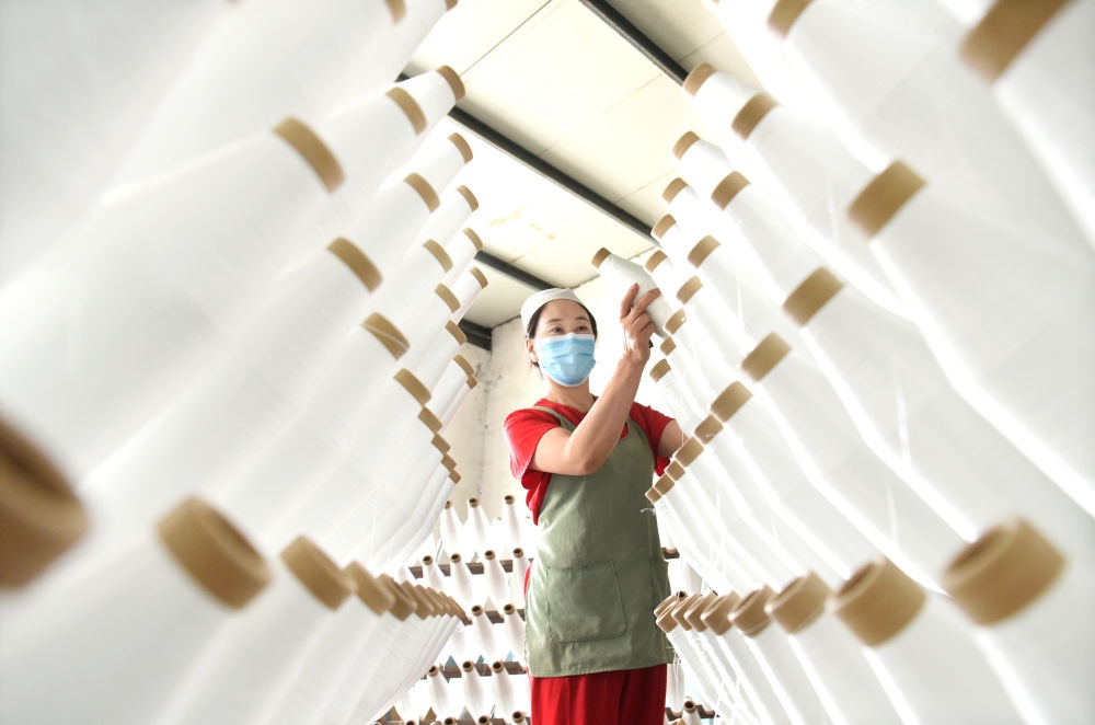 2024年5月1日，工人在山东省淄博市沂源县悦庄工业园一玻纤企业整理加工的产品。新华社发（赵东山摄）