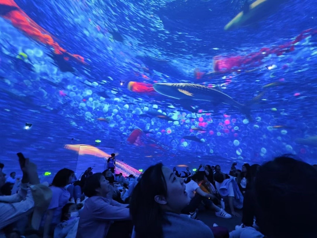“五一”期间，游客在天津极地海洋公园科技馆体验魔法海洋。人民网记者 乔业琼摄