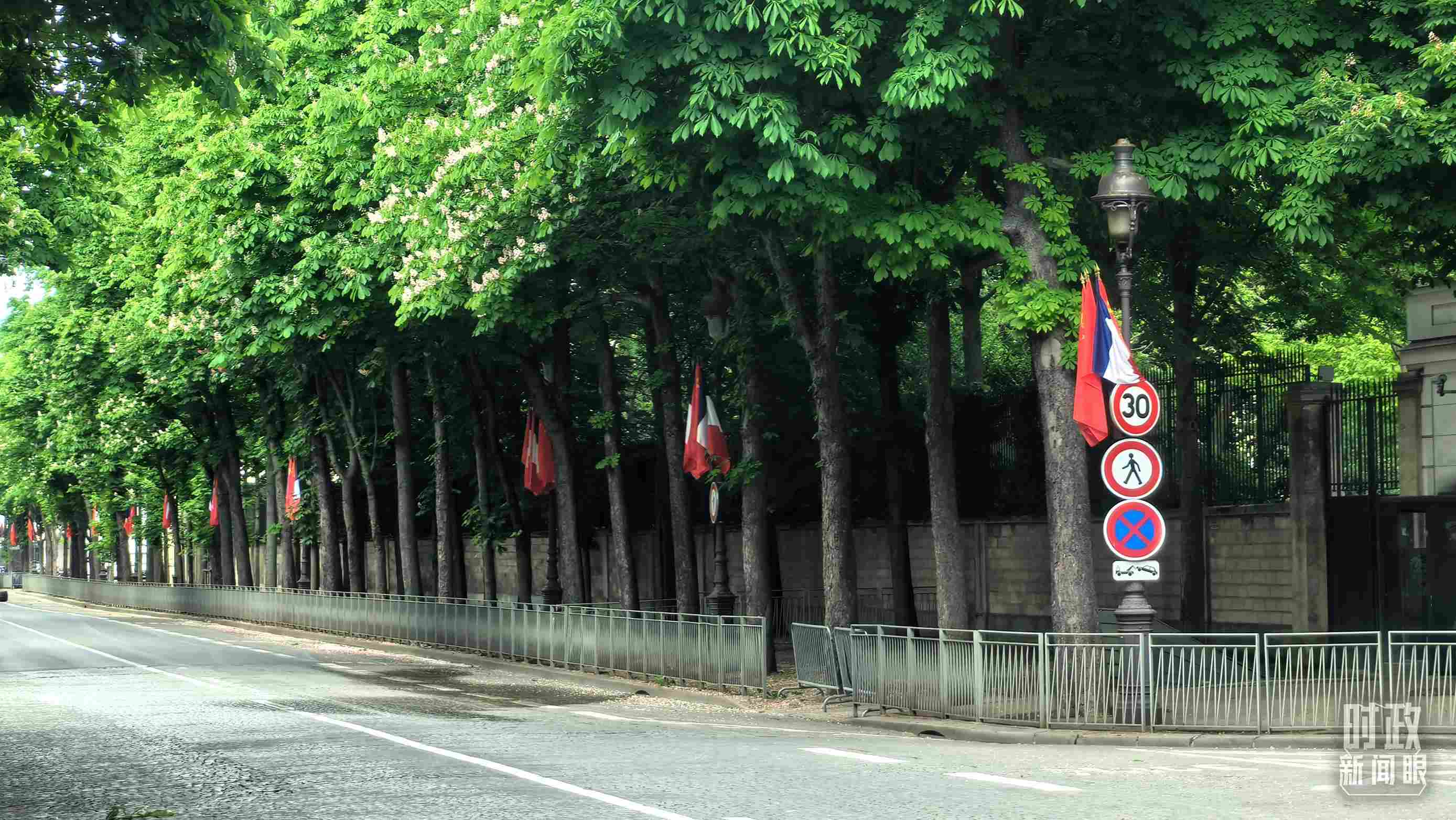 △巴黎道路两侧悬挂中法两国国旗。（总台央视记者鄂介甫拍摄）