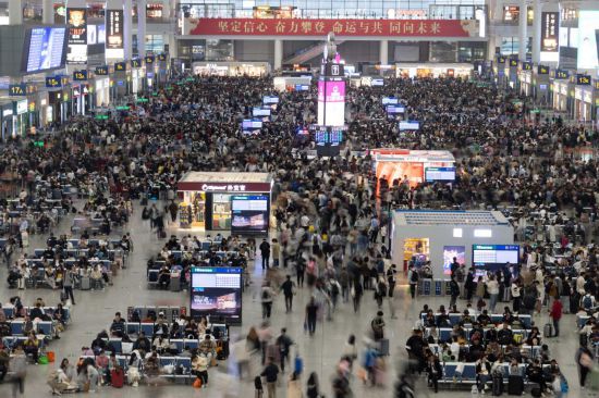 5月5日，旅客在上海虹桥火车站候车。新华社记者 王翔 摄