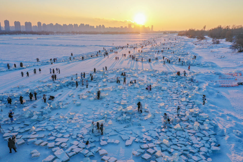 2024年1月7日，在封冻的松花江哈尔滨段，游客在日落时分的“钻石海”游玩（无人机照片）。新华社记者 谢剑飞 摄