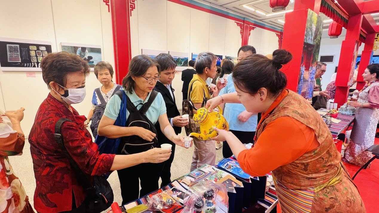 观众争相体验酥油茶。曼谷中国文化中心供图