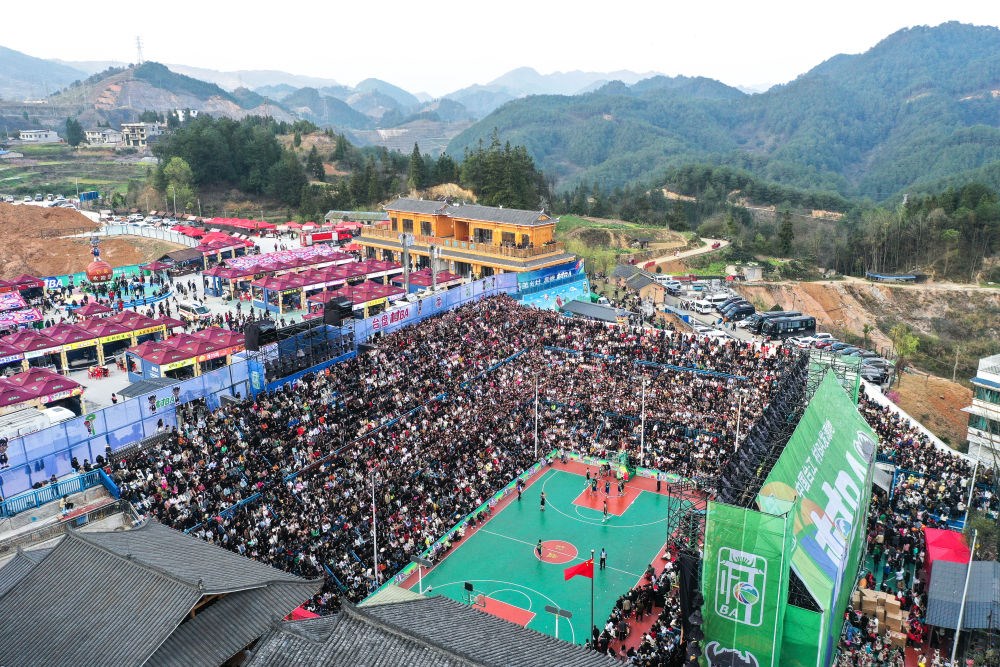 贵州省台江县举办的2024年“村BA”球王争霸赛现场（2024年3月22日摄，无人机照片）。新华社记者 杨文斌 摄