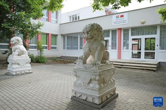 这是5月3日在匈牙利布达佩斯拍摄的匈中双语学校校门。新华社记者 赵丁喆 摄