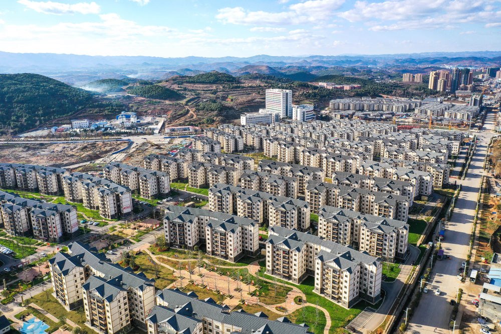 贵州省威宁县五里岗街道朝阳新城易地扶贫搬迁安置小区（2021年11月28日摄，无人机照片）。新华社记者 杨文斌 摄