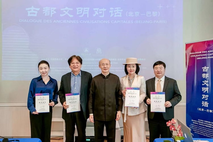 与会嘉宾受颁证书（图片：中国传媒大学