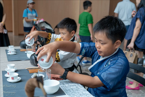 新加坡孩子们在活动现场体验学习茶艺。新加坡中国文化中心供图