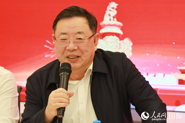 山东省泰安市委书记、市人大常委会主任杨洪涛在座谈会上致辞。人民网记者 陈海琪摄