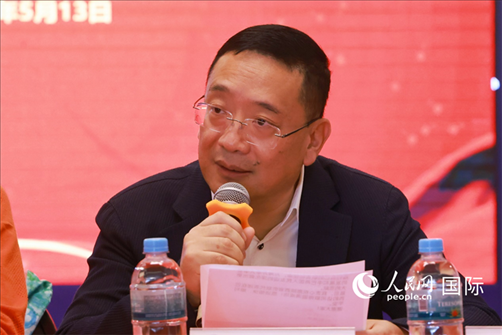 巴西文协主席上官建峰在座谈会上致辞。人民网记者 陈海琪摄