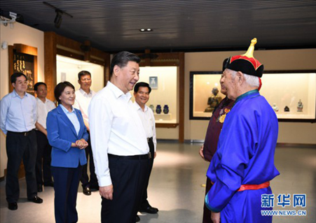 2019年7月15日，习近平总书记在赤峰博物馆同古典民族史诗《格萨（斯）尔》非物质文化遗产传承人亲切交谈。