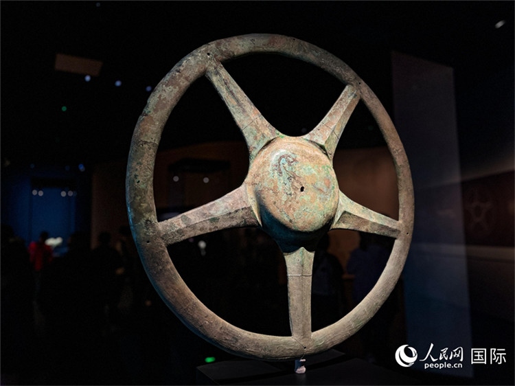 三星堆博物馆中展出的太阳轮。人民网记者 羡江楠摄