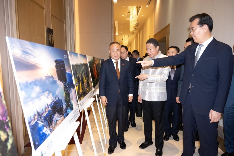 贵州省长李炳军（右一）向泰方介绍贵州旅游资源。泰国中华总商会供图