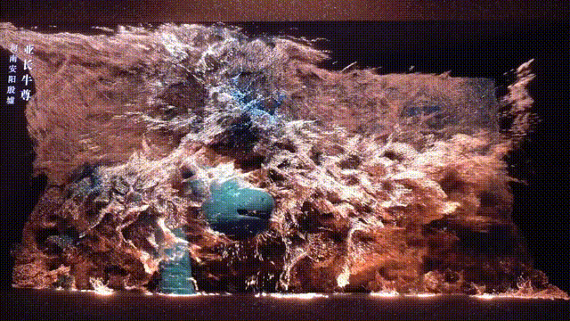 动图:殷墟博物馆裸眼3D大屏展示的亚长牛尊(央广网发 赵梦阳制作)