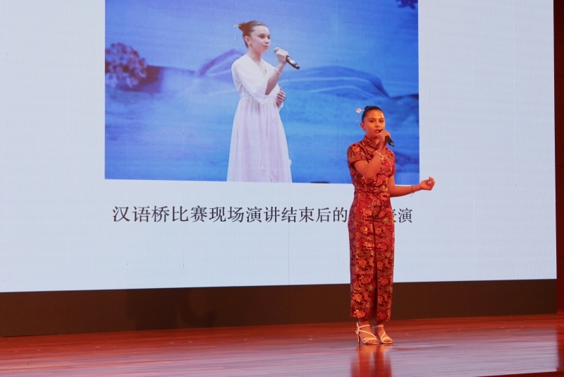4、美国的中文爱好者谭木兰在现场演唱歌曲《挥着翅膀的女孩》。 伊莎贝尔·罗德里格斯摄