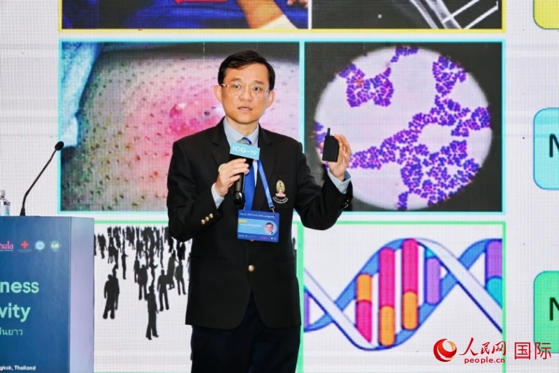 中国科学院院士、华大集团联合创始人杨焕明发表主旨演讲（人民网记者白元琪摄） 朱拉隆功大学医学院副院长沃拉苏克·肖特勒苏克发表主旨演讲（举办方供图）