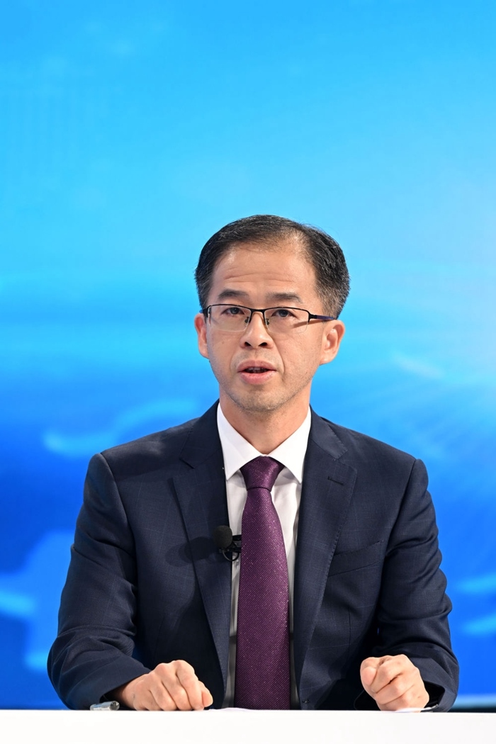 商务部政研室副主任丁维顺在“中国经济圆桌会”录制现场交流发言。新华社记者 金良快 摄