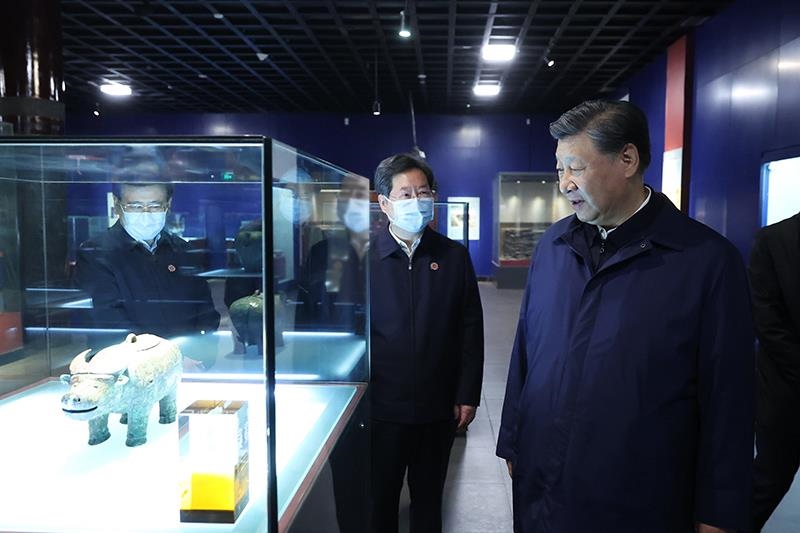 △2022年10月28日,习近平总书记在河南安阳市殷墟博物馆考察。