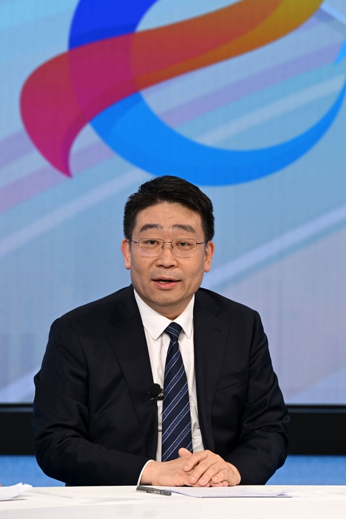 国家发展改革委产业司副司长霍福鹏在“中国经济圆桌会”录制现场交流发言。新华社记者 金良快 摄
