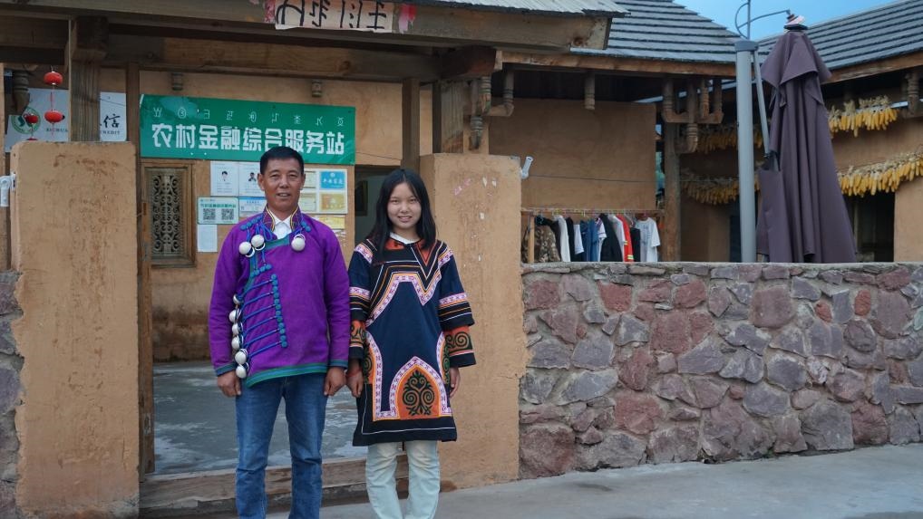 吉好有果和父亲吉好也求在三河村新家合影。新华社记者 尹恒 摄