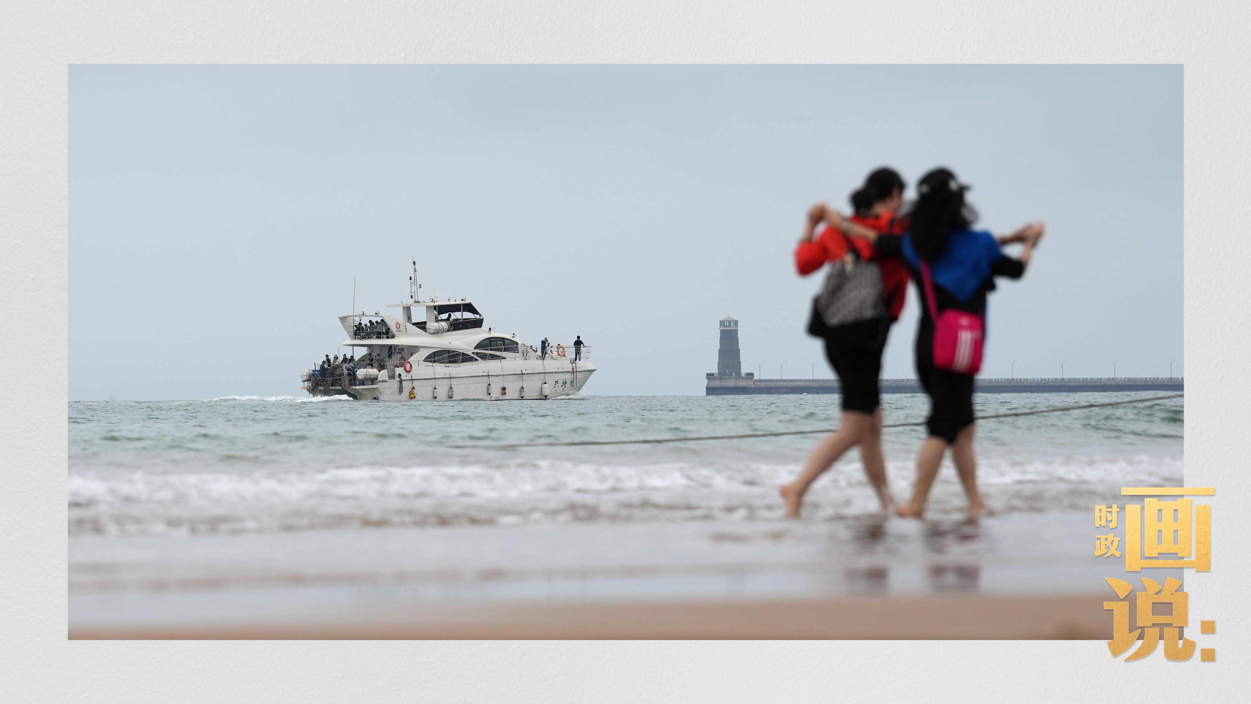 △日照阳光海岸绿道上的万平口景区，一对游客在海浪中翩然起舞。
